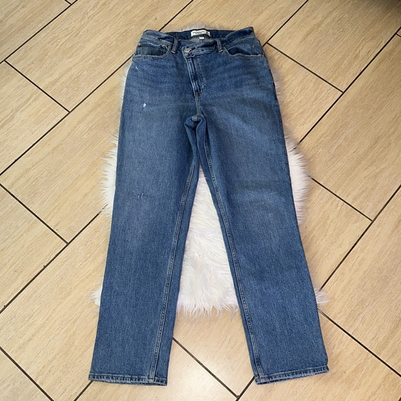 Abercrombie & Fitch The 90’s Straight Ultra High Rise Asymmetrical Jeans - Picture 6 of 11
